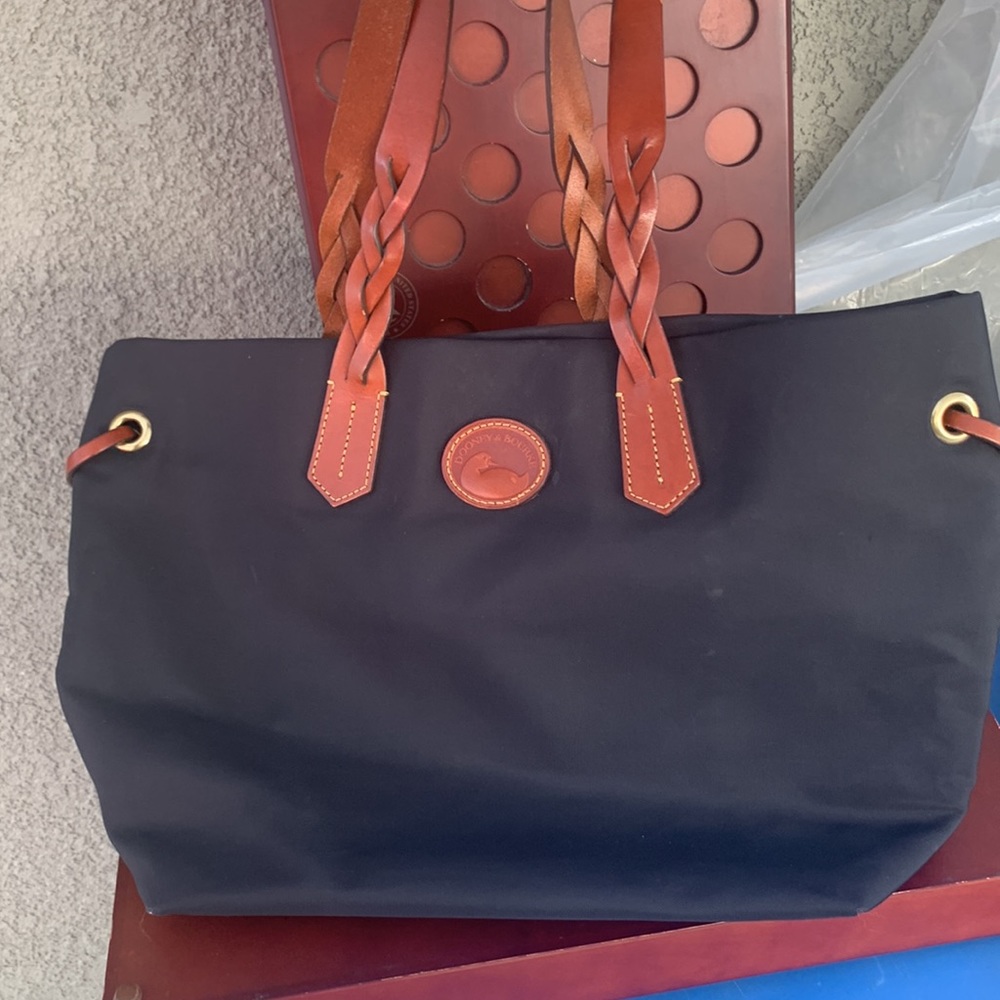 Dooney & Bourke hand bag